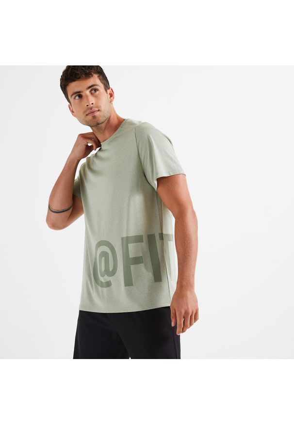 DOMYOS - Koszulka fitness męska Domyos krótki rękaw. Kolor: zielony, brązowy, wielokolorowy. Materiał: materiał, poliester. Długość rękawa: krótki rękaw. Długość: krótkie. Sport: fitness