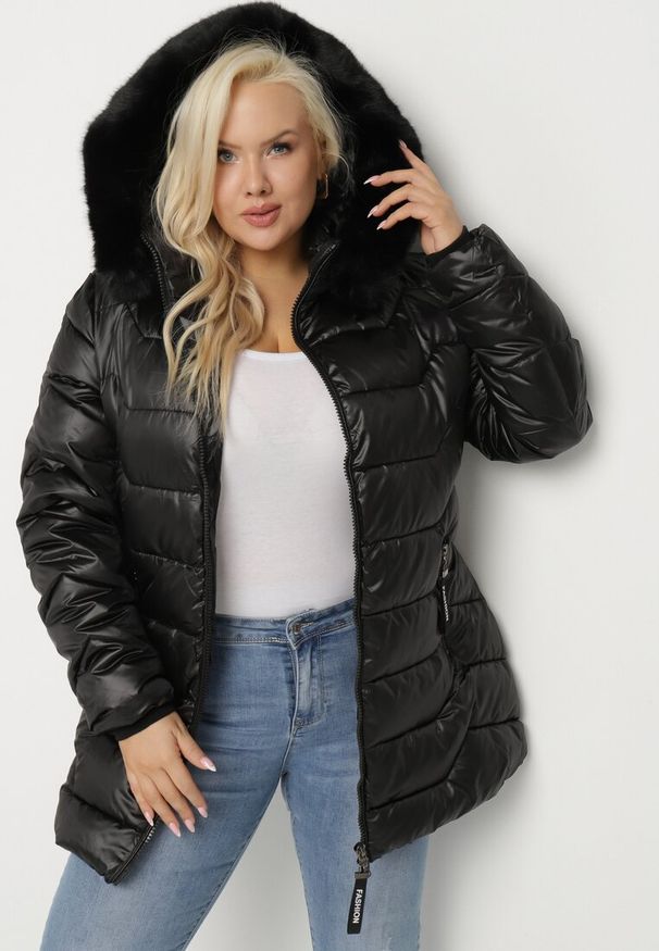 Born2be - Czarna Kurtka z Pikowanymi Przeszyciami i Odpinanym Futerkiem przy Kapturze Vensie. Okazja: na co dzień. Kolekcja: plus size. Kolor: czarny. Materiał: futro. Styl: casual, klasyczny, elegancki