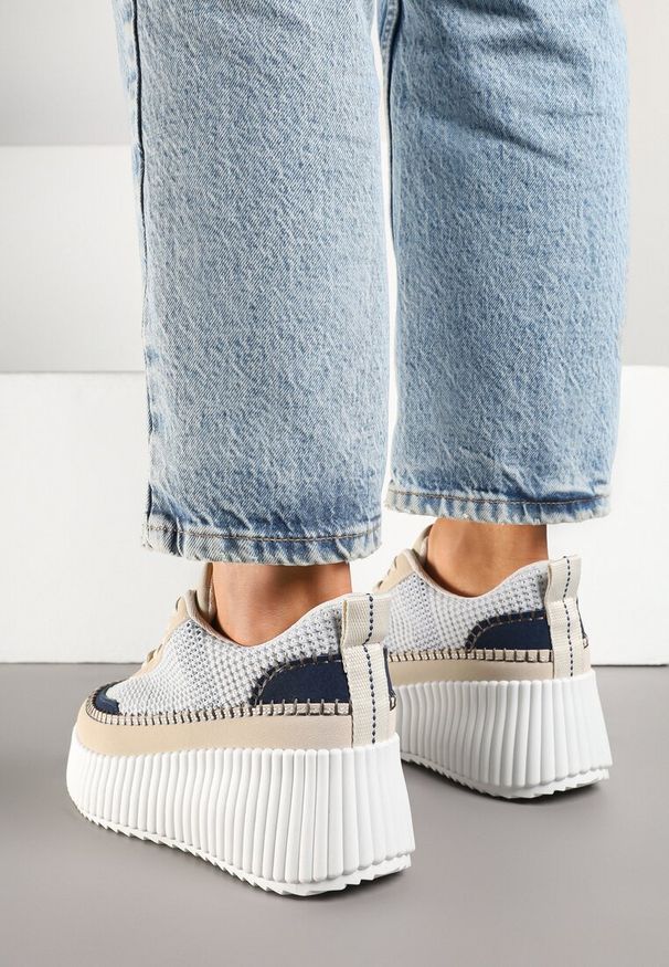 Renee - Niebiesko-Beżowe Sneakersy na Tłoczonej Platformie z Ozdobnymi Przeszyciami Faloviela. Kolor: niebieski. Materiał: jeans. Obcas: na platformie