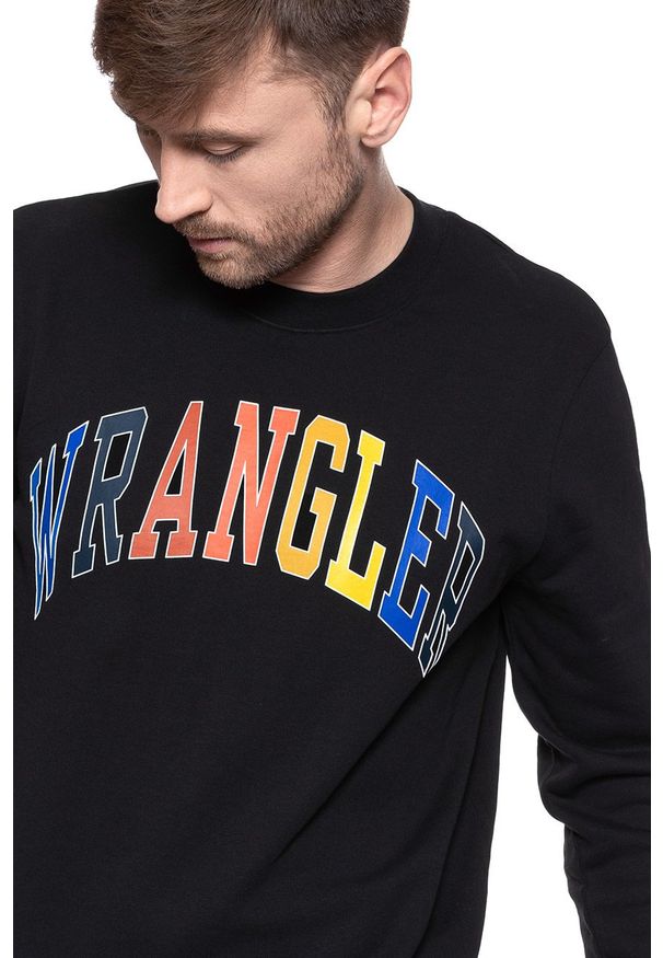 Wrangler - MĘSKA BLUZA WRANGLER LOGO SWEAT BLACK W6B6HY100 112130691. Wzór: nadruk