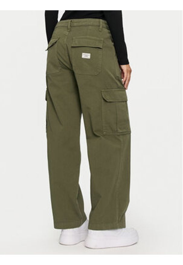 Guess Jeans Spodnie cargo W4YB61 WGCV1 Khaki Relaxed Fit. Kolor: brązowy. Materiał: bawełna