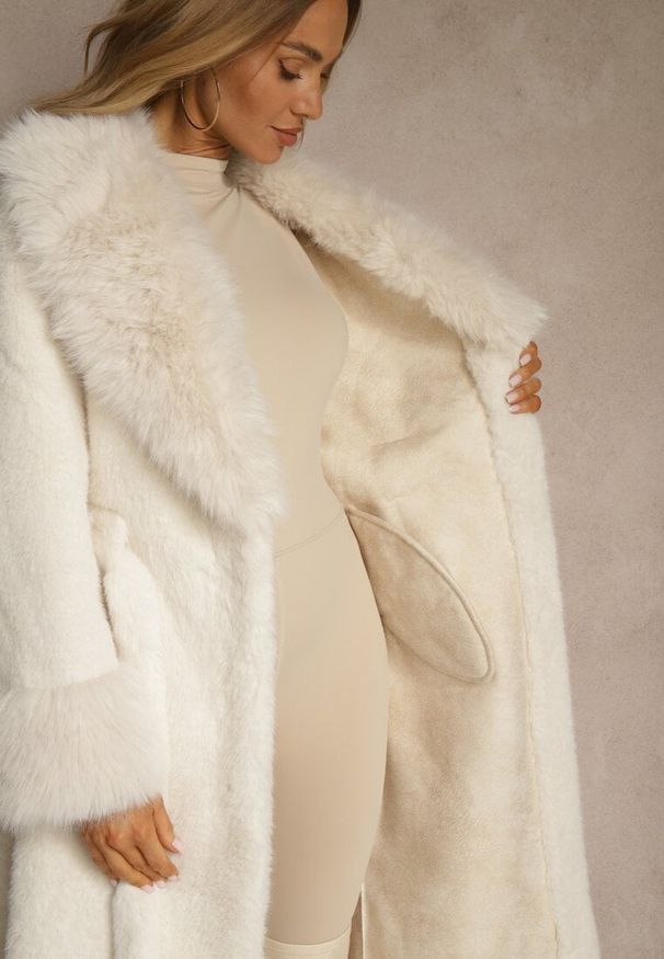 Renee - Biały Futrzany Płaszcz z Wiązanym Paskiem Ozdobnym Kołnierzem i Mankietami Viaressa. Okazja: na co dzień. Kolor: biały. Materiał: futro. Długość rękawa: długi rękaw. Długość: długie. Styl: casual, elegancki, rockowy