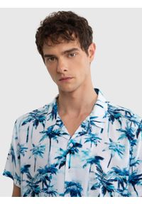 Big-Star - Koszula męska z motywem hawajskim Hawaniso 401. Okazja: na plażę. Typ kołnierza: kolnierz wykładany. Kolor: niebieski. Materiał: tkanina, wiskoza. Wzór: nadruk. Sezon: lato. Styl: wakacyjny