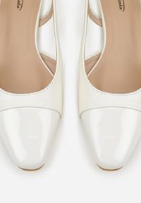 Born2be - Białe Eleganckie Sandały na Klockowym Obcasie z Lakierowanym Noskiem Brizthine. Okazja: na co dzień, do pracy, na spotkanie biznesowe. Zapięcie: pasek. Kolor: biały. Materiał: lakier. Obcas: na obcasie. Styl: elegancki. Wysokość obcasa: średni #7