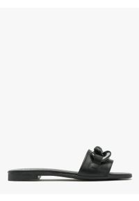 Ryłko - Czarne klapki z masywnym łańcuchem KAJA. Kolor: czarny. Materiał: skóra #1