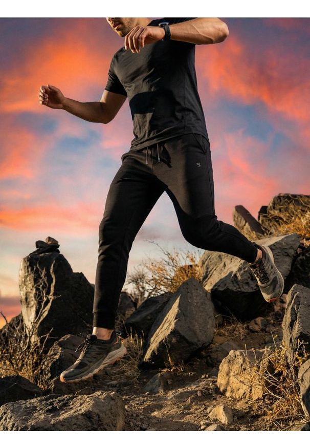 Sinsay - Spodnie tapered fit - czarny. Kolor: czarny