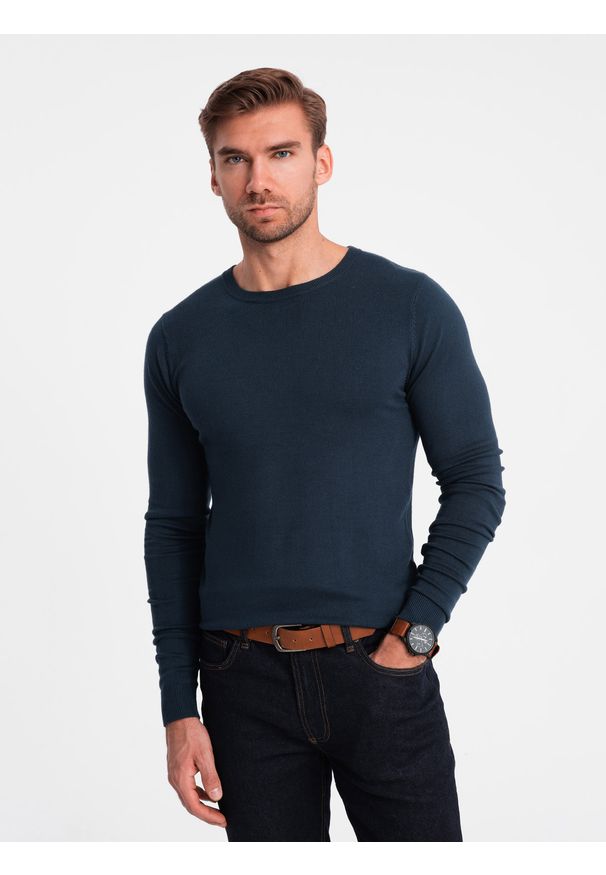 Ombre Clothing - Klasyczny męski sweter z wiskozą BASIC z okrągłym dekoltem – granatowy V9. Kolor: niebieski. Materiał: wiskoza. Styl: klasyczny