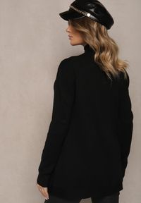 Renee - Czarny Sweter Półgolf z Bawełną i Kieszenią z Przodu Emittes. Okazja: na co dzień, na randkę. Kolor: czarny. Materiał: bawełna. Długość rękawa: długi rękaw. Długość: długie. Styl: klasyczny, elegancki, casual