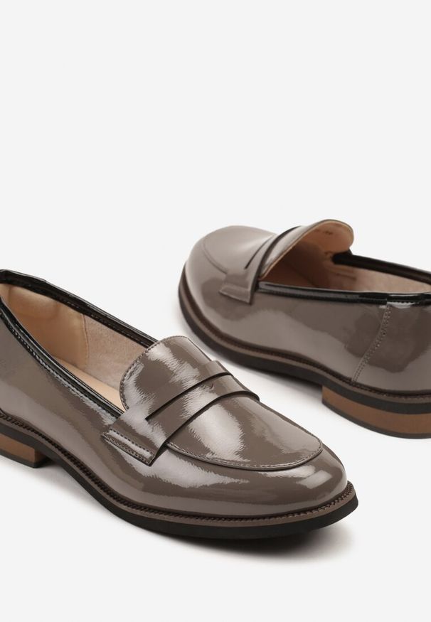 Renee - Szare Skórzane Mokasyny Lakierowane z Tłoczeniem Meradira. Okazja: na co dzień. Kolor: szary. Materiał: skóra, lakier. Styl: elegancki, casual