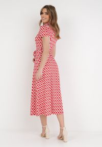 Born2be - Czerwona Sukienka Alethanthei. Okazja: na co dzień. Kolor: czerwony. Materiał: materiał. Długość rękawa: krótki rękaw. Wzór: geometria, aplikacja, nadruk. Typ sukienki: szmizjerki. Styl: casual, elegancki. Długość: midi #4