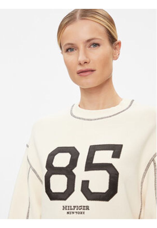 TOMMY HILFIGER - Tommy Hilfiger Sukienka dzianinowa Varsity 85 WW0WW40614 Beżowy Relaxed Fit. Kolor: beżowy. Materiał: bawełna