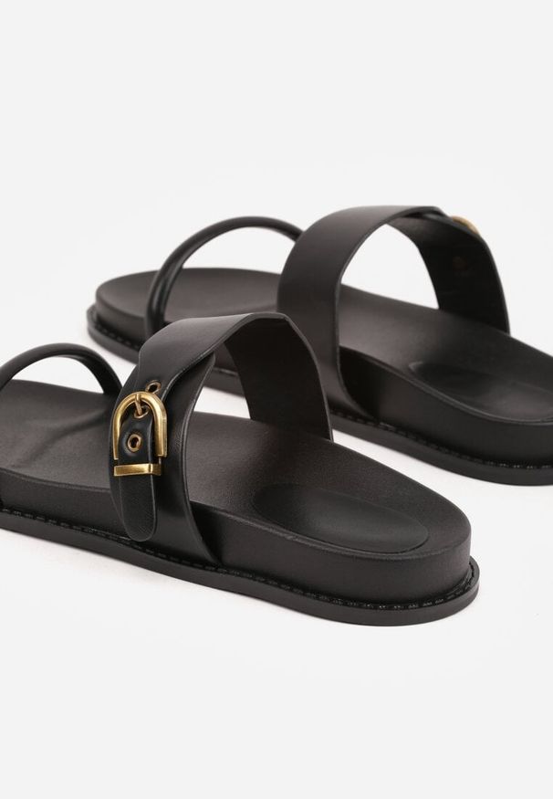 Renee - Czarne Klapki Ozdobione Paskami i Metaliczną Klamrą Ophiusi. Okazja: na co dzień. Kolor: czarny. Materiał: jeans. Wzór: aplikacja. Styl: casual