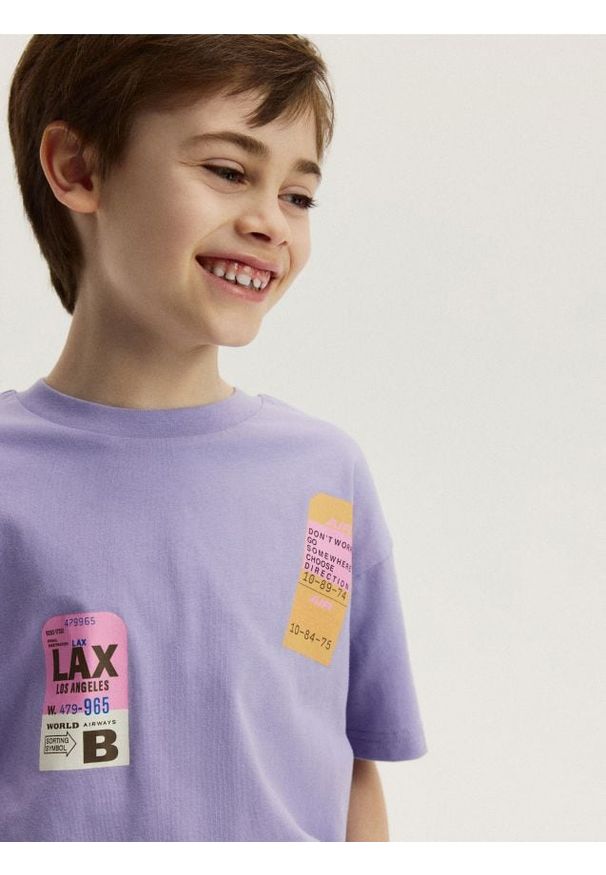 Reserved - Bawełniany t-shirt z nadrukiem - fioletowy. Kolor: fioletowy. Materiał: bawełna. Wzór: nadruk