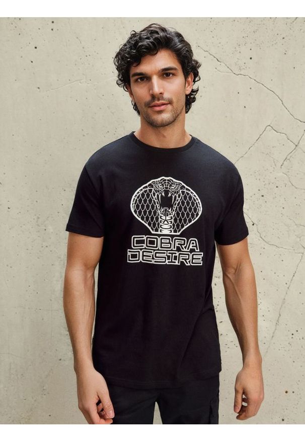 Sinsay - Bawełniana koszulka z nadrukiem - czarny. Kolor: czarny. Materiał: bawełna. Wzór: nadruk