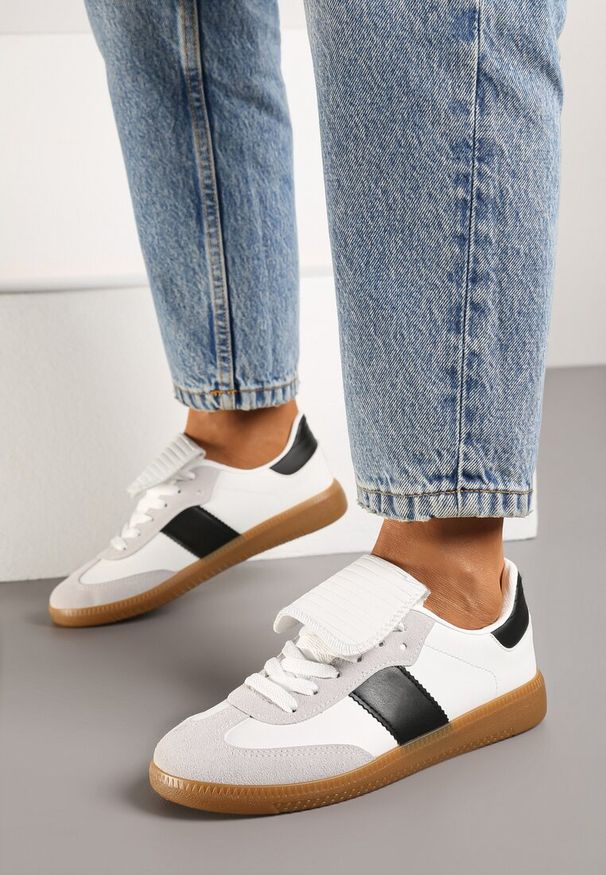 Renee - Biało-Czarne Sznurowane Płaskie Sneakersy z Geometrycznym Wzorem Felilva. Okazja: na co dzień. Zapięcie: sznurówki. Kolor: biały. Materiał: jeans. Wzór: geometria
