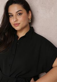 Renee - Czarna Sukienka Koszulowa Wiązana w Pasie z Krótkimi Rękawami Wellwood. Kolekcja: plus size. Kolor: czarny. Materiał: tkanina. Długość rękawa: krótki rękaw. Wzór: gładki. Sezon: lato, wiosna. Typ sukienki: koszulowe. Długość: midi #3