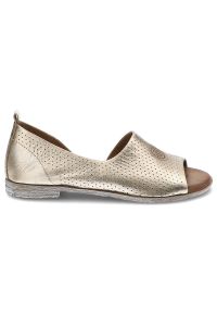 Sandały damskie Artiker, wykonane ze skóry naturalnej licowej z perforowaną cholewką odkrytym przodem naszywanym detalem i przeszyciem wokół podeszwy. Okazja: na spacer, na imprezę, do pracy, na spotkanie biznesowe, na co dzień. Nosek buta: otwarty. Zapięcie: bez zapięcia. Kolor: złoty. Wzór: aplikacja, ażurowy. Materiał: skóra. Sezon: lato. Obcas: na obcasie. Styl: elegancki, casual. Wysokość obcasa: niski #5