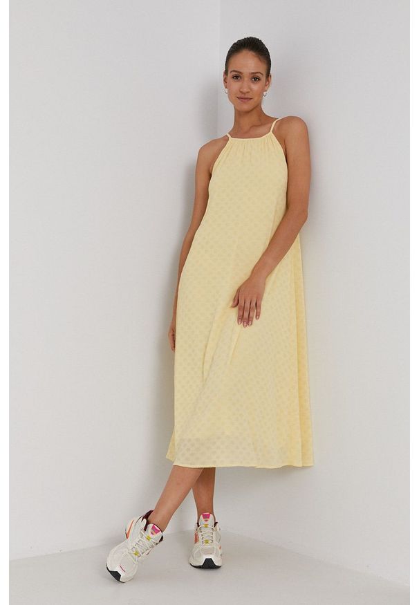 Y.A.S Sukienka kolor żółty midi oversize. Kolor: żółty. Materiał: tkanina. Długość rękawa: na ramiączkach. Typ sukienki: oversize. Długość: midi