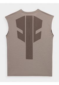 4f - Tank top treningowy szybkoschnący męski. Kolor: beżowy. Materiał: włókno, elastan, materiał, dzianina. Długość rękawa: bez rękawów. Sport: fitness