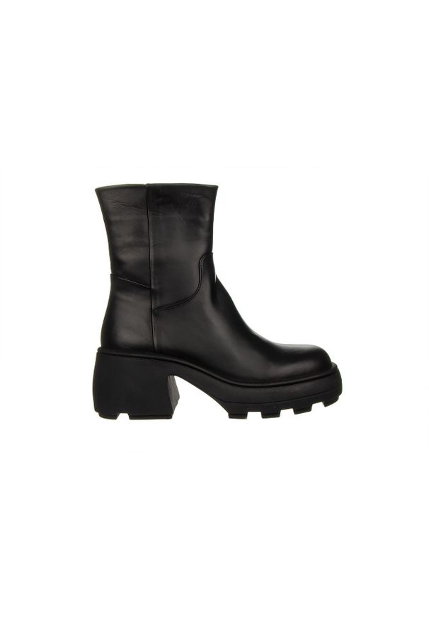 Botki Bayla-161 188 1401 01 Black 161635, Czarny, Skóra naturalna - 39. Okazja: na co dzień. Nosek buta: okrągły. Kolor: czarny. Szerokość cholewki: normalna. Wysokość cholewki: za kostkę. Materiał: skóra. Sezon: zima, jesień. Obcas: na obcasie. Styl: klasyczny, casual, elegancki. Wysokość obcasa: średni