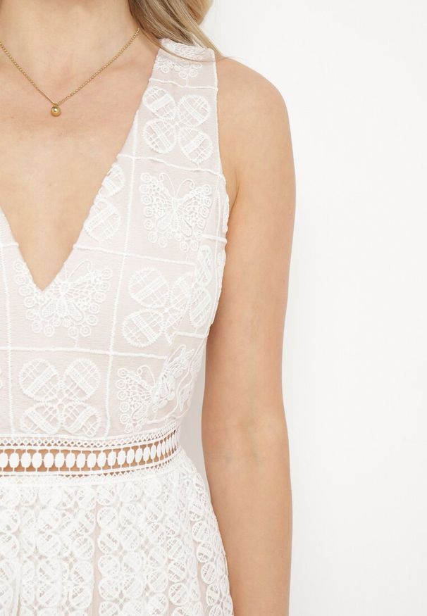 Born2be - Jasnobeżowa Rozkloszowana Sukienka z Plisowanym Dołem i Ozdobnymi Haftami Asorasia. Okazja: na co dzień. Typ kołnierza: dekolt w kształcie V. Kolor: beżowy. Materiał: skóra. Wzór: haft. Typ sukienki: plisowane. Styl: casual, elegancki