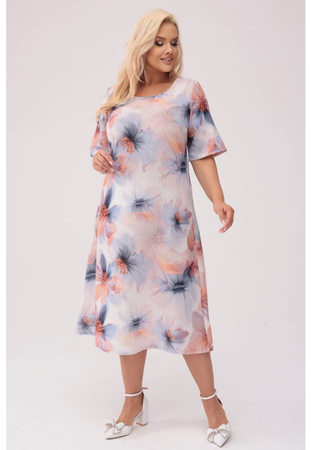 Moda Size Plus Iwanek - Trapezowa sukienka Felipa w pastelowe kwiaty MIDI PLUS SIZE XXL OVERSIZE WIOSNA. Kolekcja: plus size. Materiał: tkanina, poliester, materiał, len, elastan. Wzór: kwiaty. Sezon: wiosna. Typ sukienki: trapezowe, oversize, dla puszystych. Styl: elegancki. Długość: midi