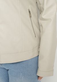 Born2be - Jasnobeżowa Kurtka Ramoneska Bez Kołnierzyka z Suwakami na Rękawach Rilinne. Okazja: na co dzień, na spacer. Typ kołnierza: bez kołnierzyka. Kolekcja: plus size. Kolor: beżowy. Sezon: wiosna. Styl: casual, elegancki #7