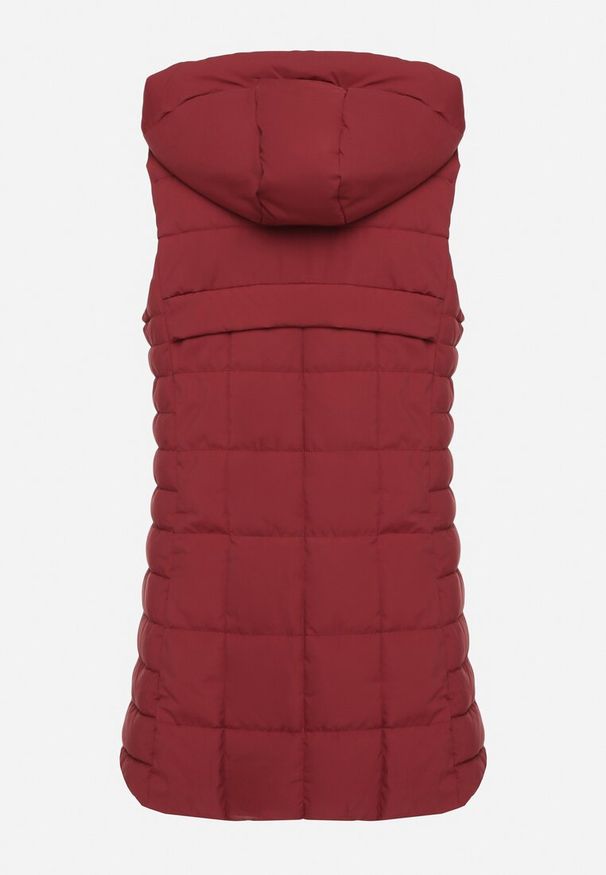 Born2be - Bordowa Pikowana Kamizelka z Odpinanym Kapturem i Kieszeniami na Suwak Anoria. Okazja: na co dzień. Kolor: czerwony. Materiał: jeans. Wzór: aplikacja. Styl: casual, klasyczny