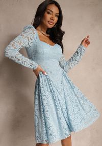 Renee - Niebieska Taliowana Sukienka z Koronki z Rozkloszowanym Dołem Teladriela. Okazja: na co dzień. Kolor: niebieski. Materiał: koronka. Wzór: koronka. Styl: casual