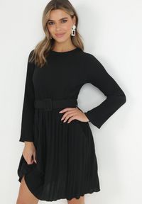 Born2be - Czarna Sukienka Plisowana z Paskiem Flyne. Kolor: czarny. Długość rękawa: długi rękaw. Styl: elegancki. Długość: mini