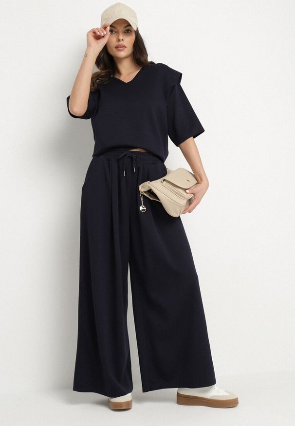 Born2be - Granatowy Komplet z Wiskozą Szerokie Spodnie i Bluzka z Dekoltem w Serek Zeilora. Kolor: niebieski. Materiał: wiskoza