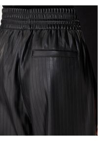 BOSS Spodnie z imitacji skóry Talpina 50548123 Czarny Relaxed Fit. Kolor: czarny. Materiał: skóra