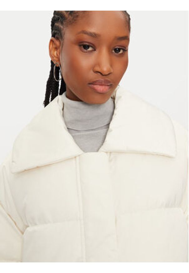 Calvin Klein Kurtka zimowa K20K207720 Écru Regular Fit. Materiał: syntetyk. Sezon: zima