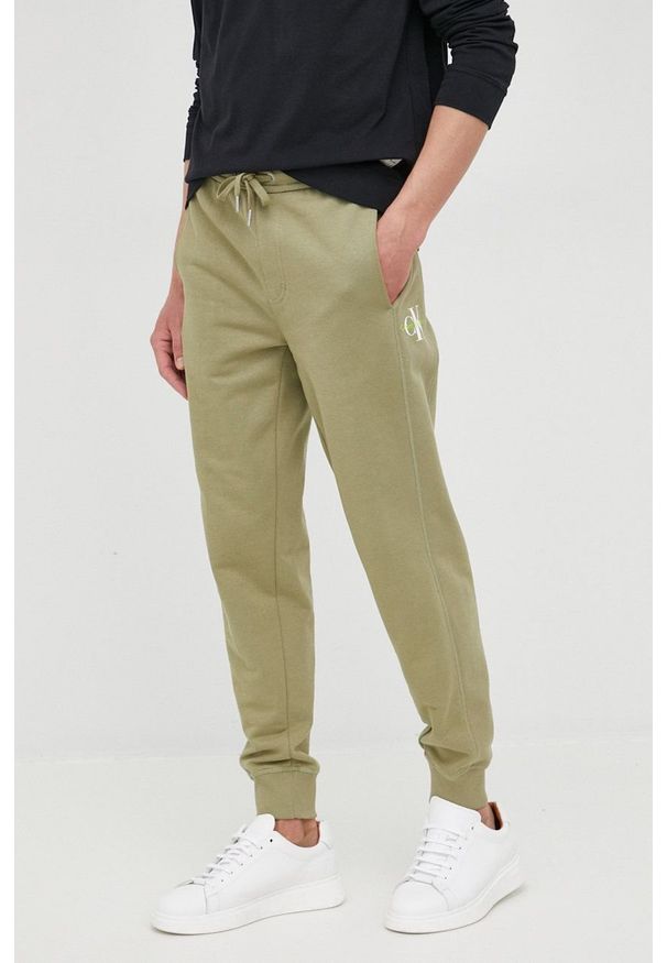 Calvin Klein Jeans spodnie bawełniane męskie kolor czarny gładkie. Kolor: zielony. Materiał: bawełna. Wzór: gładki, nadruk