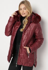 Born2be - Bordowa Pikowana Kurtka z Kapturem z Futerkiem Azilma. Okazja: na co dzień, na spacer. Typ kołnierza: kaptur. Kolekcja: plus size. Kolor: czerwony. Materiał: futro. Wzór: aplikacja. Styl: klasyczny, casual #6