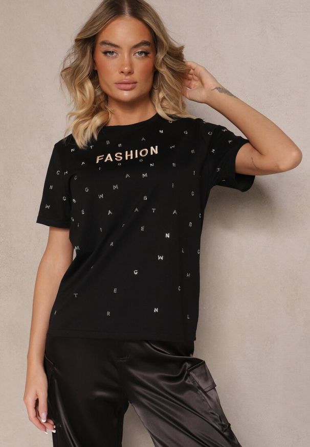 Renee - Czarny Bawełniany T-shirt Ozdobiony Napisem i Cyrkoniami Nalavenna. Okazja: na co dzień. Kolor: czarny. Materiał: bawełna. Wzór: aplikacja, napisy. Styl: casual
