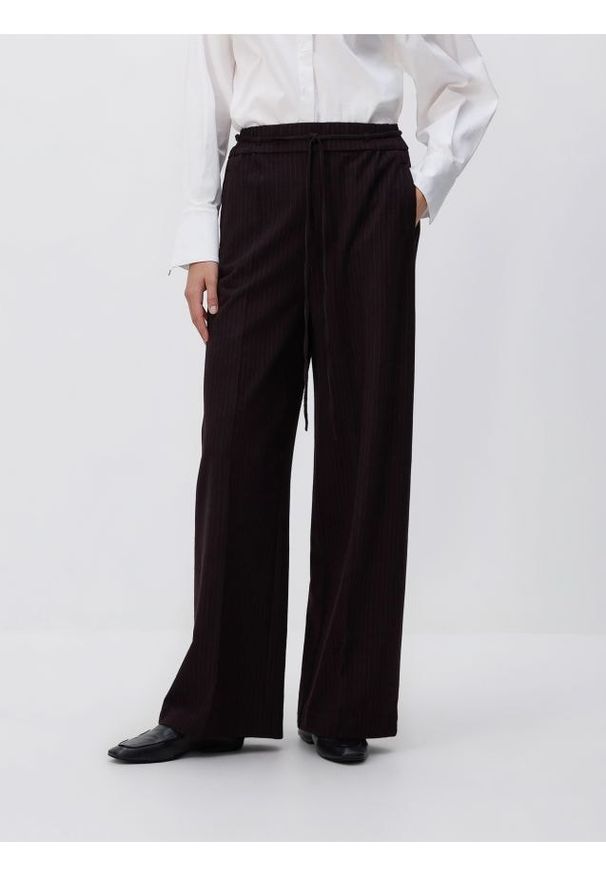 Reserved - Szerokie spodnie z kantem - burgundowy. Kolor: czerwony. Materiał: tkanina, wiskoza