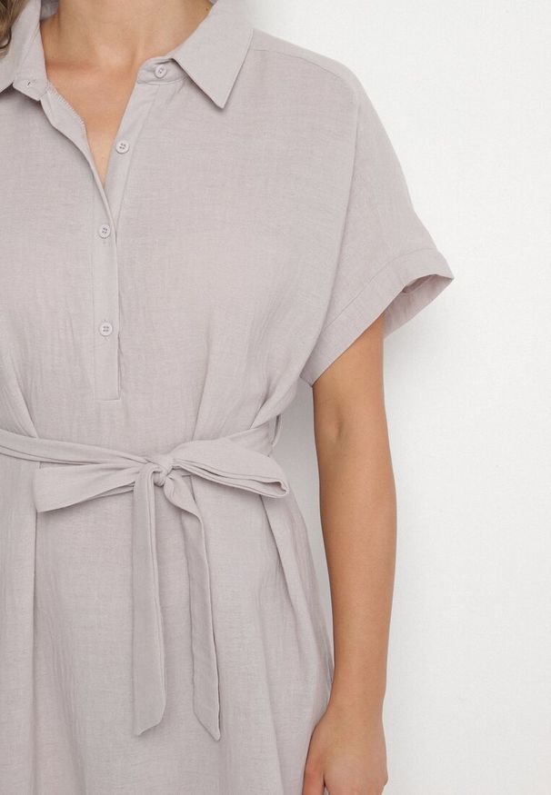 Born2be - Jasnoszara Sukienka z Wiskozy o Koszulowym Kroju z Wiązanym Paskiem Danisna. Okazja: na co dzień. Kolor: szary. Materiał: wiskoza. Długość rękawa: krótki rękaw. Wzór: aplikacja. Typ sukienki: koszulowe. Styl: elegancki, klasyczny, casual. Długość: midi