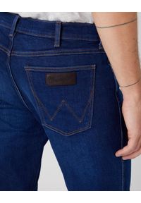 Wrangler - Spodnie jeansowe męskie WRANGLER GREENSBORO THE BULLSEYE. Okazja: do pracy, na spacer, na co dzień. Kolor: niebieski. Materiał: jeans. Styl: casual #5