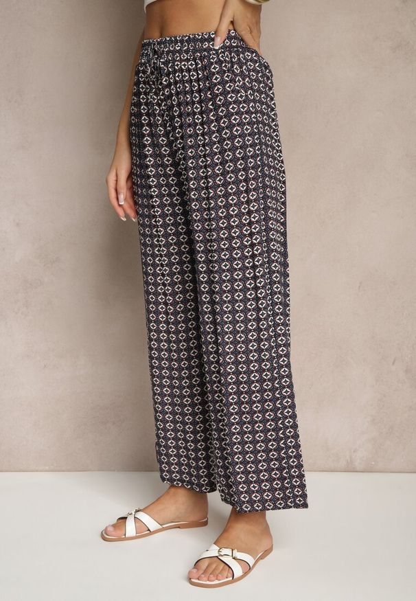 Renee - Granatowe Spodnie o Szerokim Kroju High Waist z Geometrycznym Wzorem Farisia. Stan: podwyższony. Kolor: niebieski. Materiał: bawełna. Wzór: geometria. Styl: elegancki