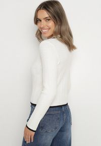 Born2be - Beżowy Sweter z Wiskozą Ozdobiony Lamówką i Tłoczeniem Esmia. Okazja: na co dzień. Kolor: beżowy. Materiał: wiskoza. Wzór: aplikacja. Styl: klasyczny, casual