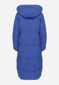 Born2be - Niebieska Pikowana Kurtka o Długim Fasonie z Odpinanym Kapturem Daivera. Okazja: na spacer. Kolor: niebieski. Materiał: dzianina. Długość: długie. Sezon: zima #4