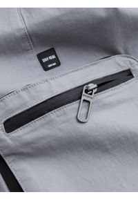 Ombre Clothing - Spodnie męskie JOGGERY z odstającymi i zapinanymi kieszeniami cargo - jasnoszare V8 - Rozmiar: M. Kolor: szary. Materiał: guma, tkanina, elastan, bawełna. Wzór: nadruk #13