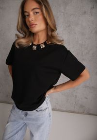 Renee - Czarny Oversizowy T-shirt z Bawełny Zdobiony Kwadratowymi Aplikacjami Evesilea. Okazja: na co dzień. Kolor: czarny. Materiał: bawełna. Wzór: aplikacja. Styl: casual #1