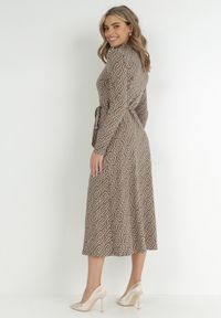 Born2be - Beżowa Sukienka Koszulowa z Wiązanym Paskiem Farima. Kolor: beżowy. Materiał: tkanina, materiał. Wzór: nadruk, aplikacja. Typ sukienki: koszulowe. Długość: midi #4