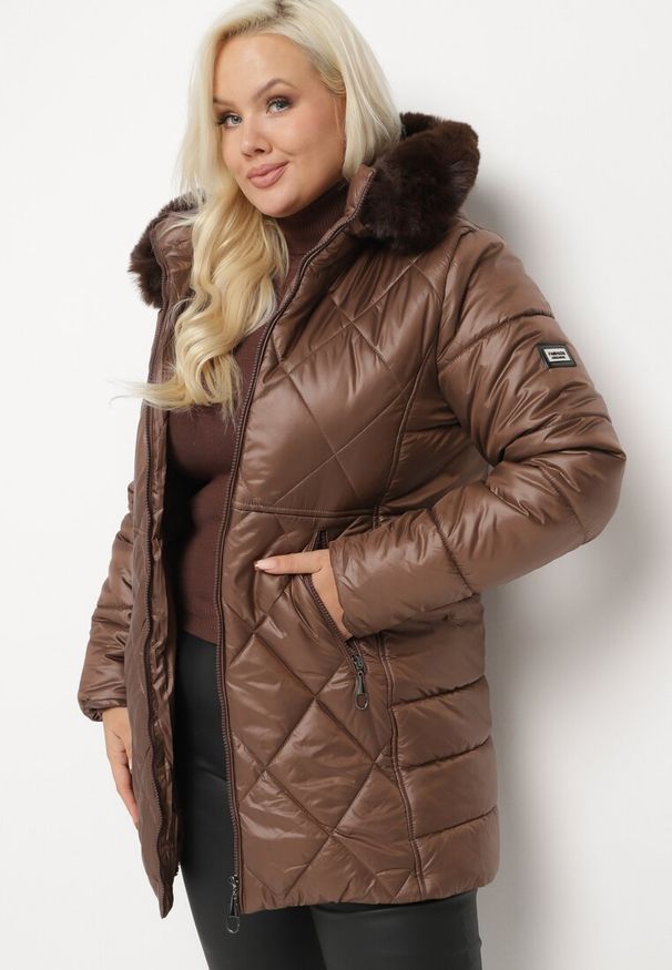 Born2be - Brązowa Kurtka Pikowana z Kapturem Futerkiem i Ściągaczami przy Rękawach Ravindelle. Okazja: na co dzień. Typ kołnierza: kaptur. Kolekcja: plus size. Kolor: brązowy. Długość: długie. Materiał: futro. Długość rękawa: długi rękaw. Sezon: zima. Styl: casual