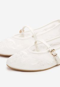 Renee - Białe Koronkowe Balerinki w Stylu Mary Jane z Haftowanej Siateczki Tilaverra. Okazja: na co dzień. Zapięcie: pasek. Kolor: biały. Materiał: koronka. Wzór: haft. Obcas: na obcasie. Styl: klasyczny, elegancki, casual. Wysokość obcasa: niski