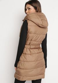 Born2be - Ciemnobeżowa Długa Kamizelka Dwustronna Zapinana na Suwak z Pikowaniem i Troczkiem w Pasie Heddemia. Kolor: beżowy. Długość: długie. Wzór: gładki #3