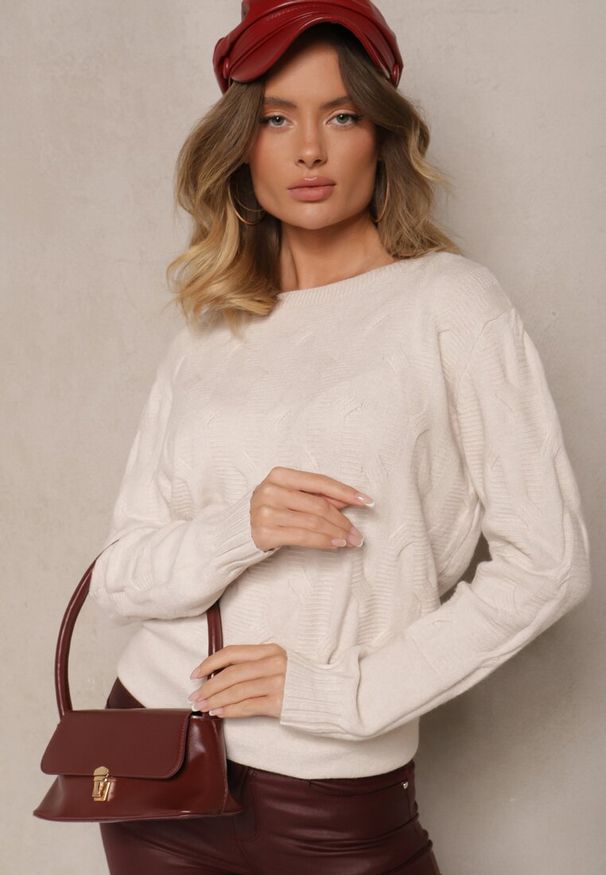 Renee - Jasnobeżowy Sweter z Wiskozą Bawełną i Tłoczonym Wzorem Zeiatha. Okazja: na co dzień, na spotkanie biznesowe, na imprezę. Kolor: beżowy. Materiał: bawełna, wiskoza. Styl: klasyczny, casual, elegancki, biznesowy