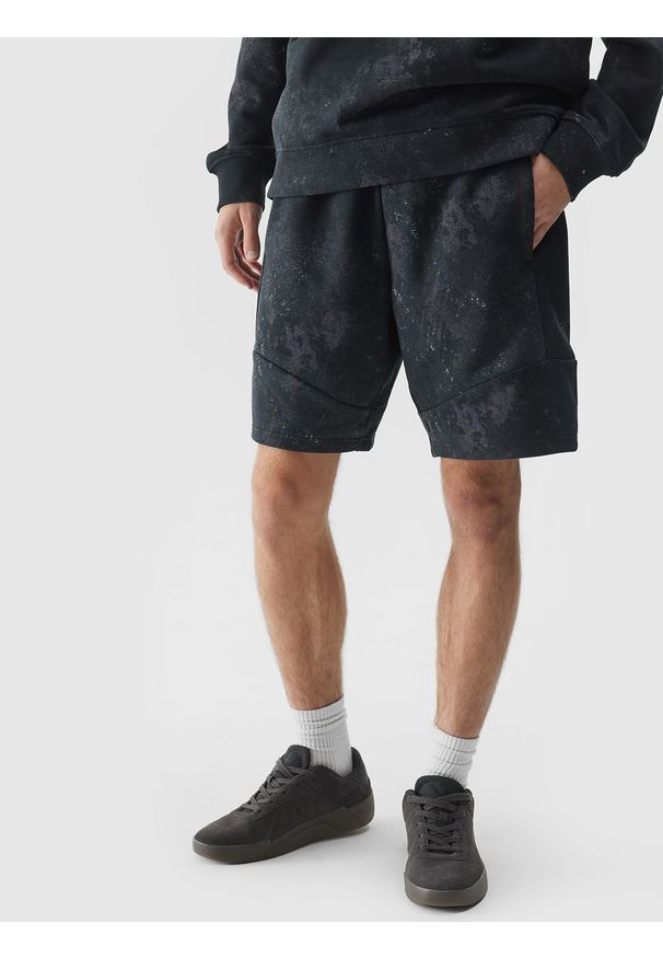 4f - 4F Spodenki dresowe męskie - grafitowy L. Kolor: szary. Materiał: dresówka. Długość: krótkie. Wzór: gładki, napisy, ze splotem